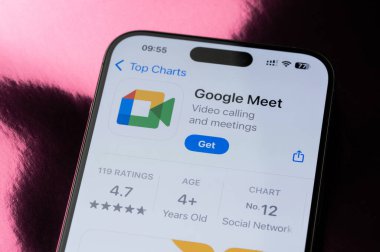 New York, ABD - 22 Mayıs 2025: Google Meet mobil uygulama sıralaması akıllı telefon ekranında makro görünümü kapat