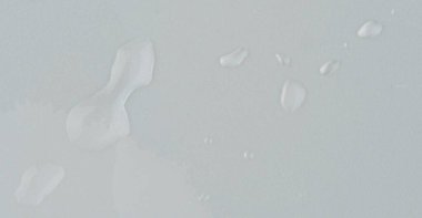 Temiz su, beyaz arka planda gerçek soyut damlalar. Yakın plan görüntüsü