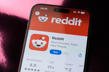 New York, ABD - 22 Mayıs 2025: Akıllı telefon ekranındaki Reddit mobil uygulama sıralaması makro görünümü kapat