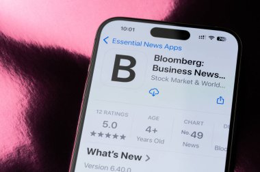 New York, ABD - 22 Mayıs 2025: Bloomberg mobil uygulama sıralaması akıllı telefon ekranında makro görünümü kapat