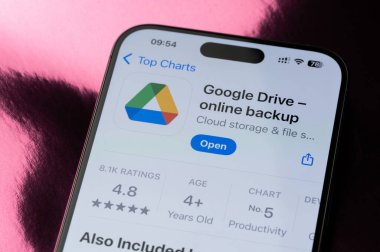 New York, ABD - 22 Mayıs 2025: Google mobil uygulama sıralaması akıllı telefon ekranında makro görünümü kapat