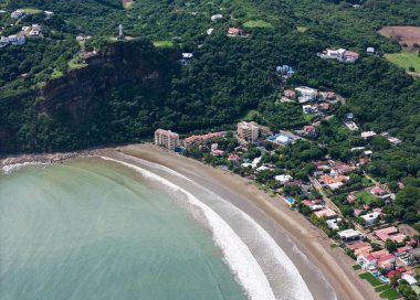 Birçok otel Nikaragua 'da sahile yakın San Juan Del Sur hava aracı manzaralı.