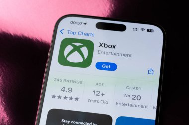New York, ABD - 22 Mayıs 2025: Akıllı telefon ekranındaki Xbox mobil uygulama sıralaması makro görünümü kapat