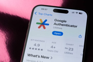 New York, ABD - 22 Mayıs 2025: Google mobil uygulama sıralaması akıllı telefon ekranında makro görünümü kapat