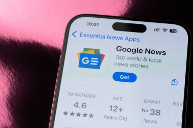 New York, ABD - 22 Mayıs 2025: Google haber mobil uygulama sıralaması akıllı telefon ekranında makro görünümü kapat