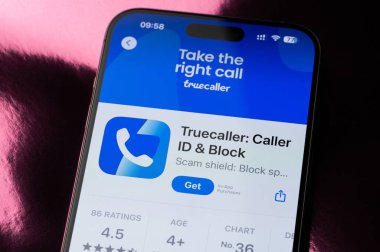 New York, ABD - 22 Mayıs 2025: Truecaller mobil uygulama sıralaması akıllı telefon ekranında makro görünümü kapat
