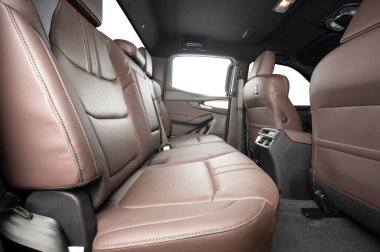 Boş deri arka koltuk izole pencereleri olan bir araçta.