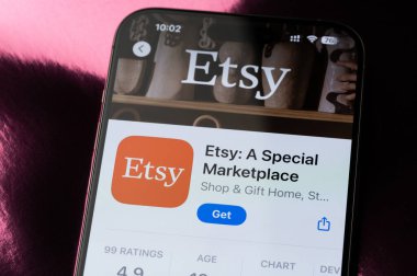 New York, ABD - 22 Mayıs 2025: Akıllı telefon ekranındaki Etsy mobil uygulama sıralaması makro görünümü kapat