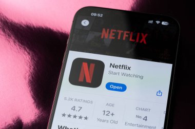 New York, ABD - 22 Mayıs 2025: Netflix mobil uygulama sıralaması akıllı telefon ekranında makro görünümü kapat