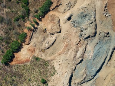Büyük kum madeni, insansız hava aracı görüntüsünün üstünde gelişiyor.