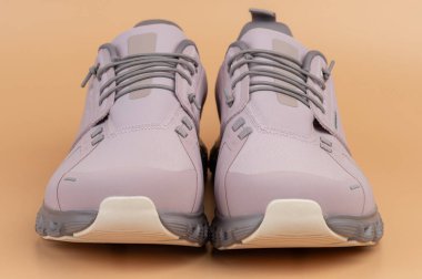 Modern koşu ayakkabılarının yakın plan görüntüsü hafif tasarım ve ekran sırasında rahat sığma.