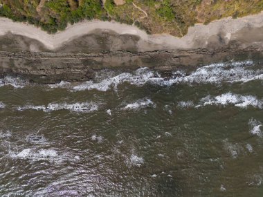 Rocky okyanus sahili arka planı, en üstteki dron görüntüsünün üstünde