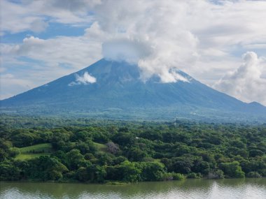 Parlak güneşli bir sabahta yanardağı olan Ometepe adasının hava manzarası.