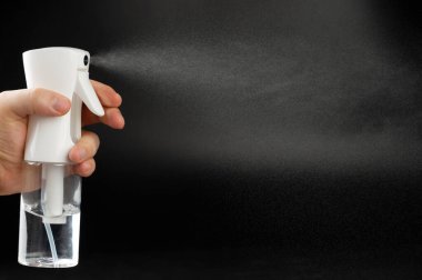 Su püskürtme bulutu siyah stüdyonun arka planına düşüyor.