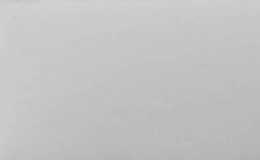 Düz açık gri yüzey ince varyasyonlar ve sakin görünüş ile pürüzsüz bir doku sergiler, basitliği davet eder.