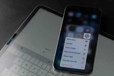 New York, ABD - 18 Temmuz 2025: Tablet arkaplanındaki akıllı telefondan ChatGpt uygulamasını inceleyin