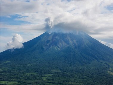 Büyük Concepcion volkanı Ometepe adasında bulutlarla kaplıydı.