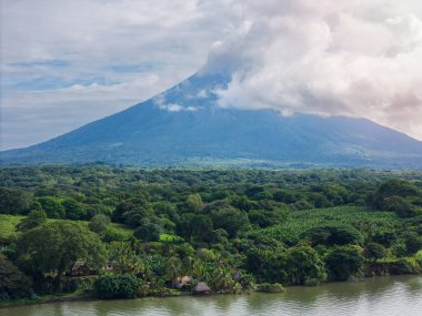 Ometepe adasının kıyı şeridi. Arka planda yanardağ olan insansız hava aracı manzaralı.