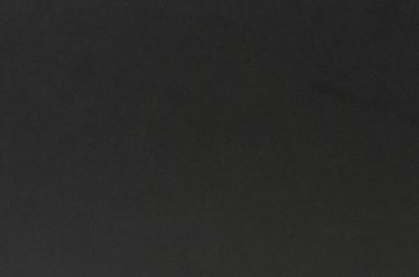 Pürüzsüz, karanlık yüzey, yumuşak ışıklandırma altında derinlik ve görsel ilgisini arttıran ince dokular sergiliyor..