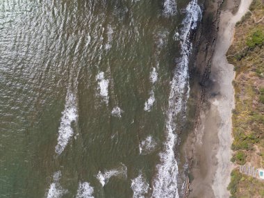 Pasifik Okyanusu kıyı şeridi drone manzaralı büyük kayalar