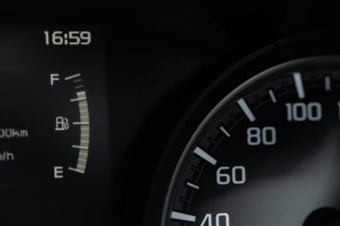 Yakıt deposu göstergesi dijital metre makro yakın görünüm