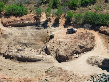 Kum hava aracı görünümlü kazıcı boşaltım kamyonu