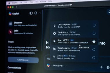 New York, ABD - 22 Ağustos 2025: Microsoft yardımcı pilotundaki Ai modelini bilgisayar arka plan makrosu üzerindeki gpt5 'e dönüştür