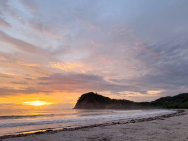 Kirli plaj geçmişi olan günbatımı okyanus manzarası