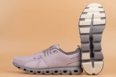 Pembe spor ayakkabıları yan görünümü kahverengi stüdyo arkaplan yakın görünümü izole