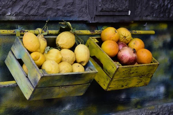 Frutas Expuestas Cajas Madera Puesto Mercado Nápoles Italia Imagen de archivo