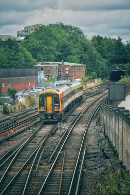 Southampton Merkez Tren İstasyonu 'na gelen yerel bir şube treni.. 