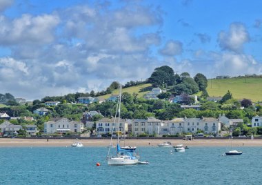 Torridge Nehri boyunca Appledore 'dan Instow' a bakan bir manzara. 