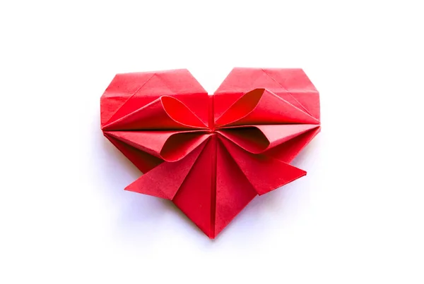 Kırmızı Kağıt Kalp Origamisi Beyaz Bir Arkaplanda Izole Edilmiş Sevgililer — Stok fotoğraf