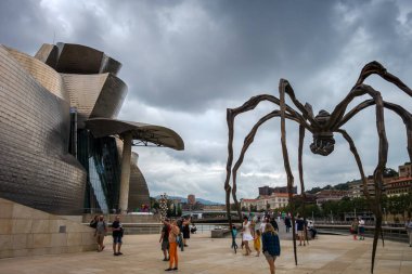 Bilbao - İspanya - 19 Temmuz 2022: Guggenheim Müzesi önünde Louise Bourgeois 'in anne heykeli