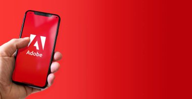 Paris - Fransa - 15 Mart 2022: Adobe logolu iPhone akıllı telefonu. Yatay Pankart