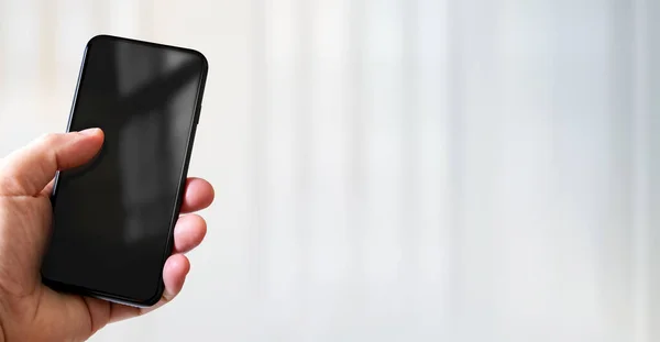 Ręczne Trzymanie Smartfona Pustym Czarnym Ekranem Białe Biuro Baner Poziomy — Zdjęcie stockowe