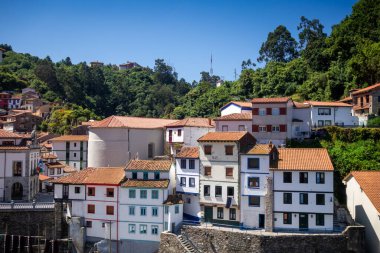 İspanya 'nın Asturias kentindeki Cudillero balıkçı köyü. Hava görünümü