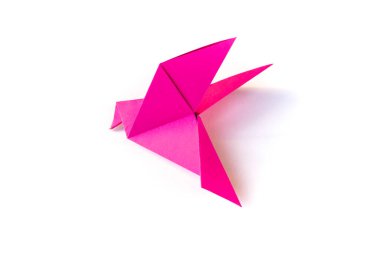 Pembe kağıt güvercin origamisi boş beyaz bir arkaplanda izole edildi.