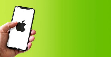 Paris - Fransa - 15 Mart 2022: Apple logolu iPhone akıllı telefonu. Yatay Pankart