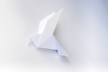 Kağıt güvercin origamisi boş beyaz bir arkaplanda izole edildi.