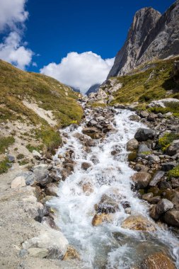 Vanoise 'deki Dağ Nehri Ulusal Park Alp Vadisi, Savoie, Fransız Alpleri