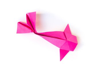 Pembe kağıt balığının origamisi beyaz bir arkaplanda izole edilmiş.