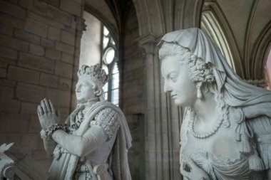 Saint-Denis Bazilikası, Paris 'te Kral 16. Louis ve Marie Antoinette' in mezarı.