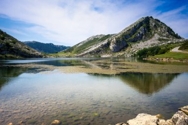 Covadonga 'daki Enol Gölü, Picos de Europa, Asturias, İspanya