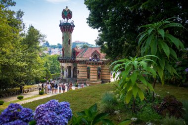 Comillas - İspanya - 16 Temmuz 2022: Gaudi Binası Kaprisi