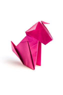 Pembe kağıt köpek origamisi boş beyaz bir arkaplanda izole edildi.