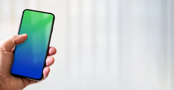 Mano Che Tiene Uno Smartphone Con Schermo Bianco Blu Verde — Foto Stock