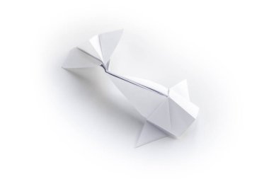 Kağıt balığı origamisi boş beyaz bir arkaplanda izole edilmiş.