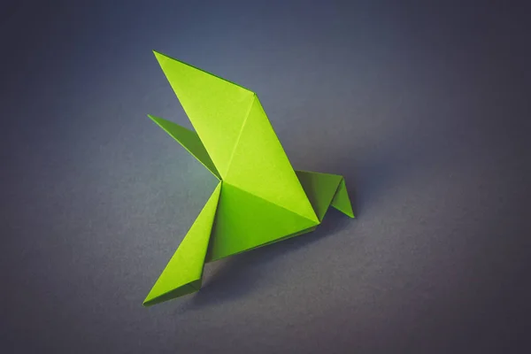 Zelený Papír Holubice Origami Izolované Prázdném Šedém Pozadí — Stock fotografie
