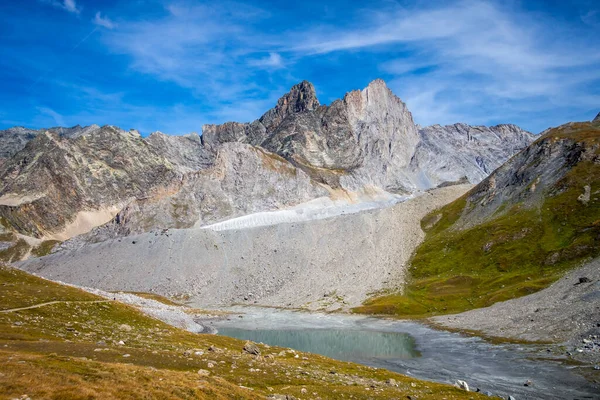Длинное Озеро Альпийский Ледник Grande Casse Французских Альпах — стоковое фото